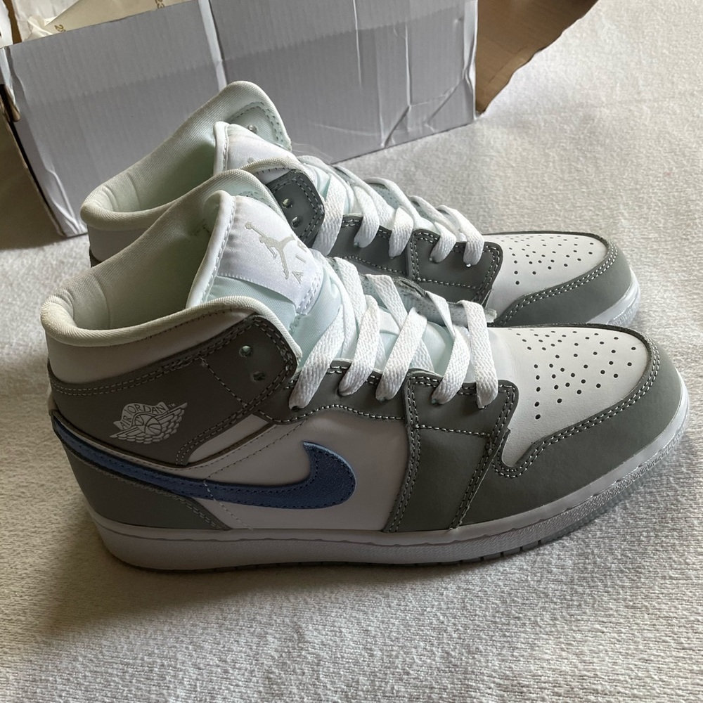 nwt woman’s air jordan’s 1 mid